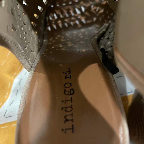 Size 9.5 Women’s sandal.  Gently used. - Picture 5 of 7